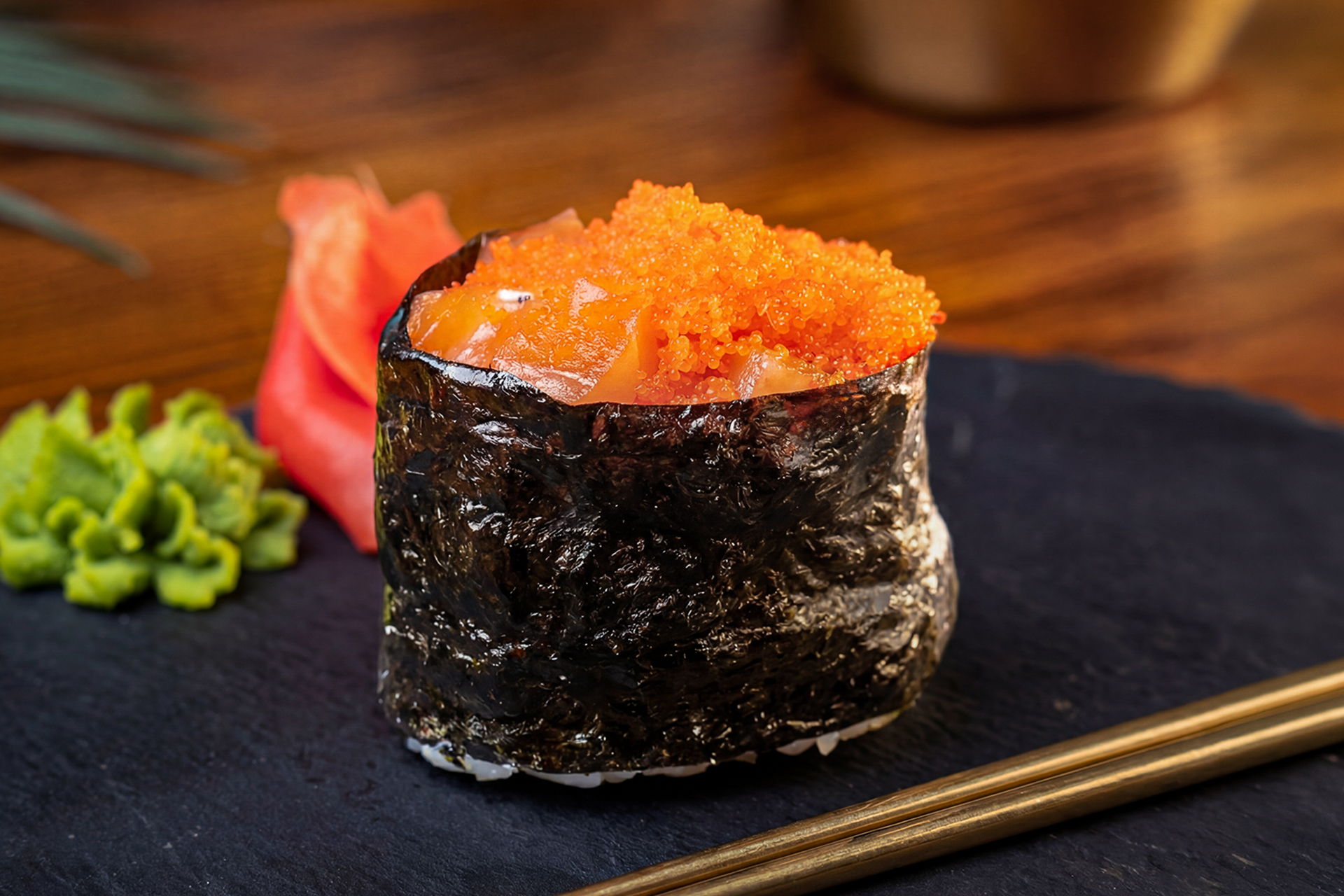 Гункан с лососем