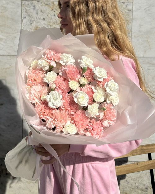 Букет из розовых и белых диантусов