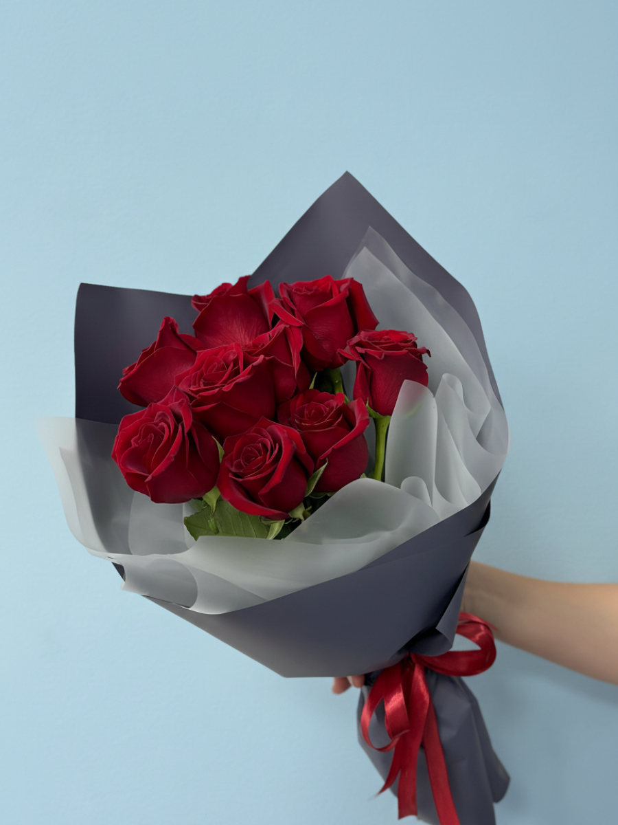 Букет из 9 красных роз в упаковке