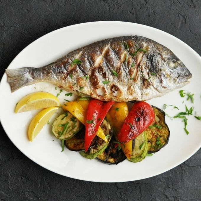 Крылатая дорадо с овощами