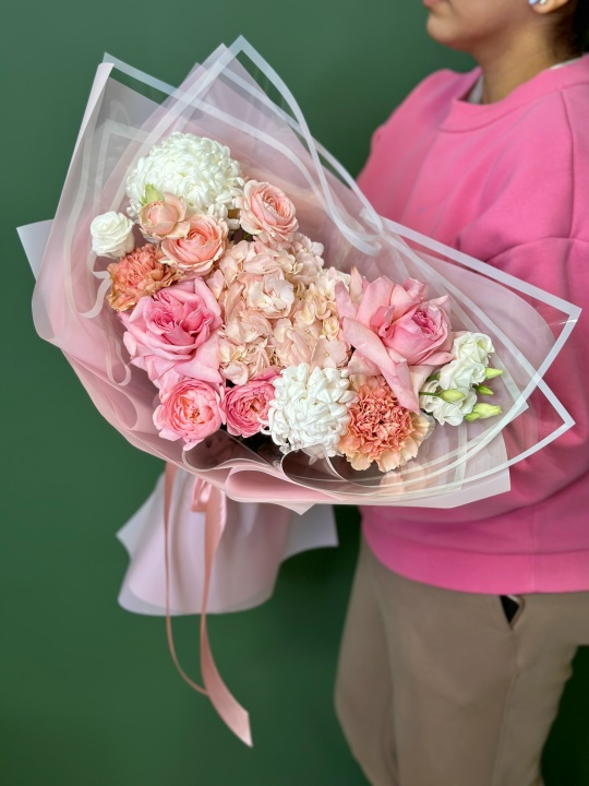 Букет с гортензией ,эквадорскими розами ,пионовидными кустовыми розами ,с хризантемой бигуди