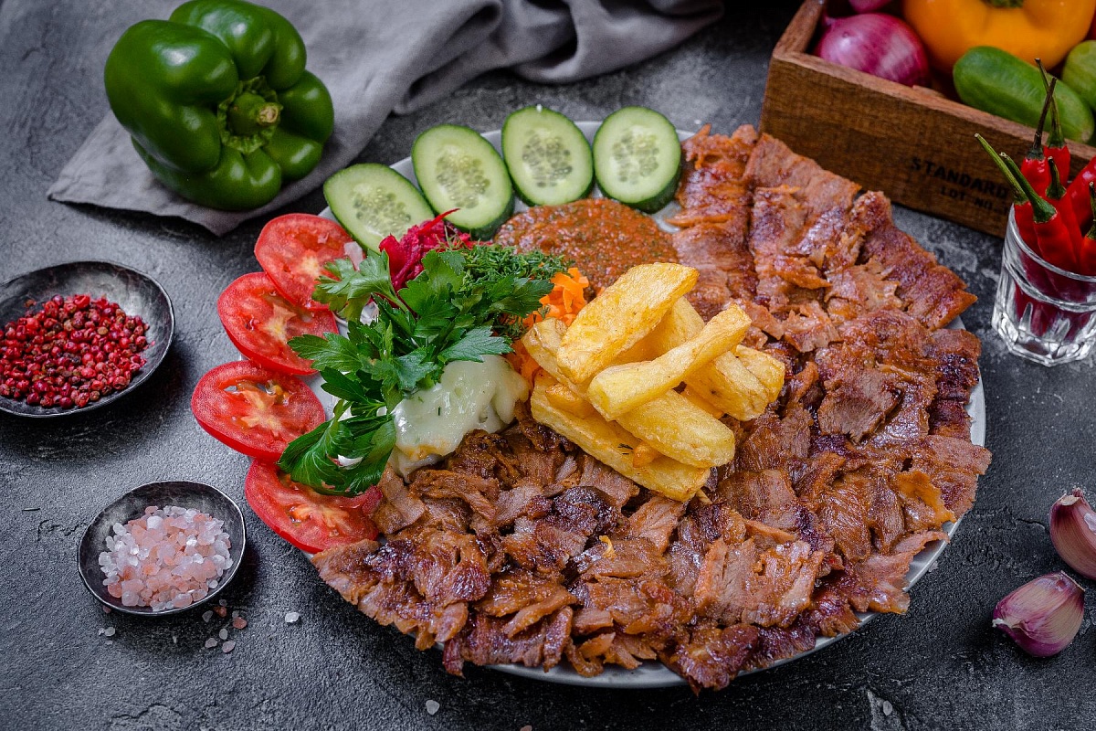 Шаурма из ягнёнка на тарелке