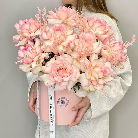 Цветы в коробке «Розовый тайфун» с французской розой эсперанса