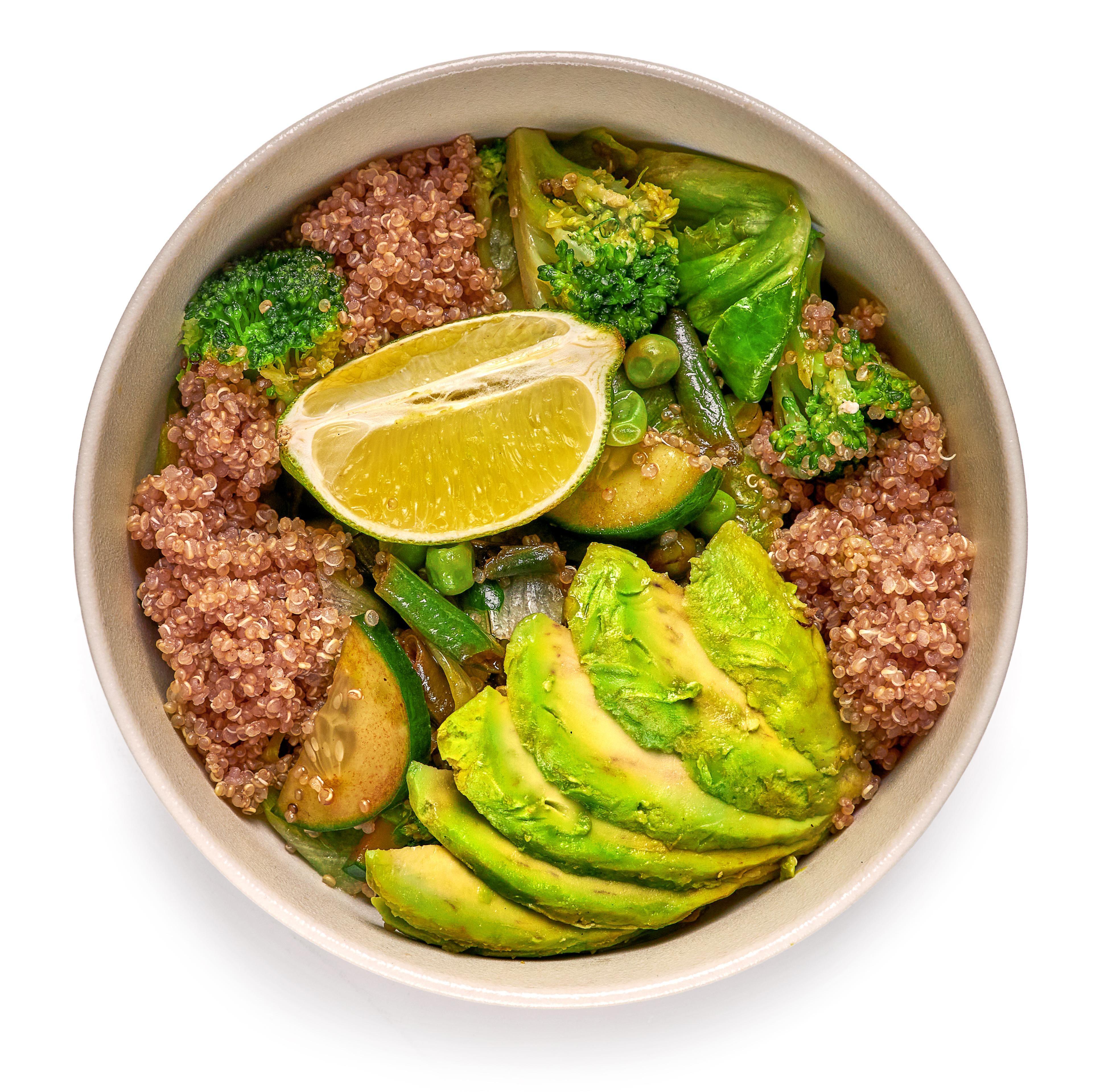 Зеленый салат с авокадо и киноа