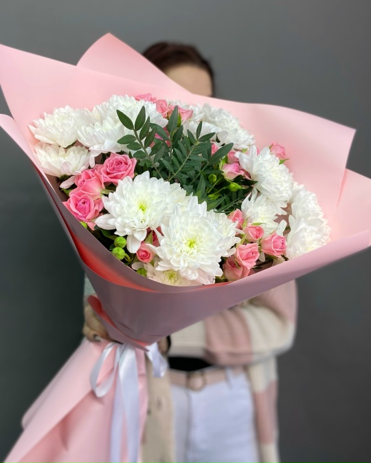 Букет из роз и хризантем