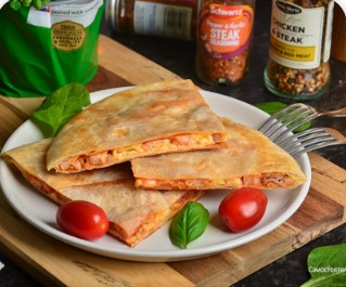 Кесадилья мясная с помидорами