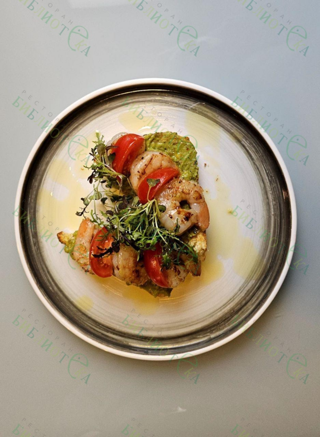 Бутерброд с гуакамоле и креветками