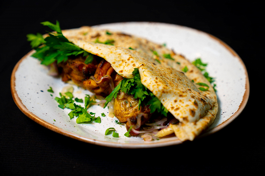 Шашлык из баранины с лепешкой  