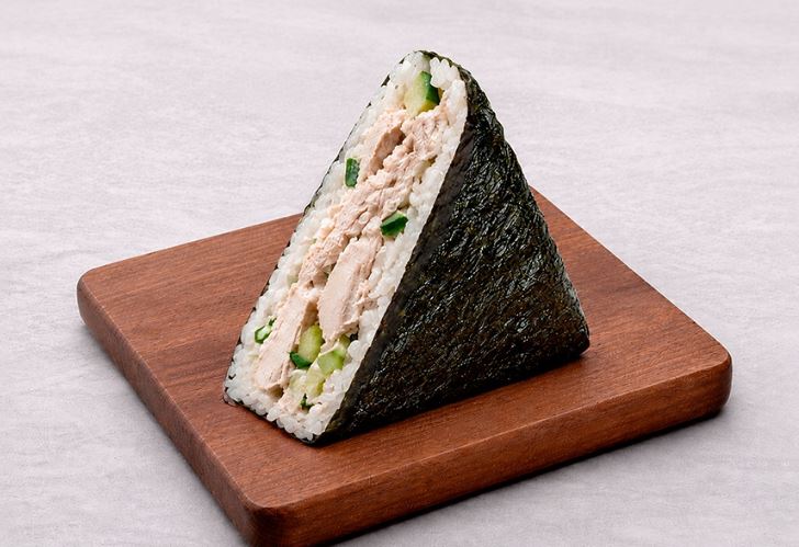 Онигири цезарь с курицей