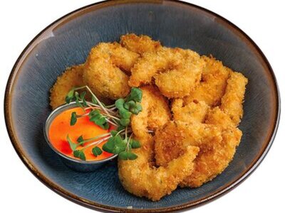 Тигровые креветки в темпуре с соусом спайси