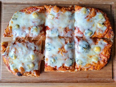 Пицца Четыре сыра на красном