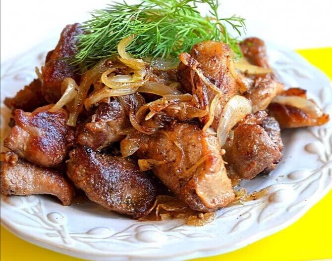Мясо жареное,помидоры, огурцы, лук