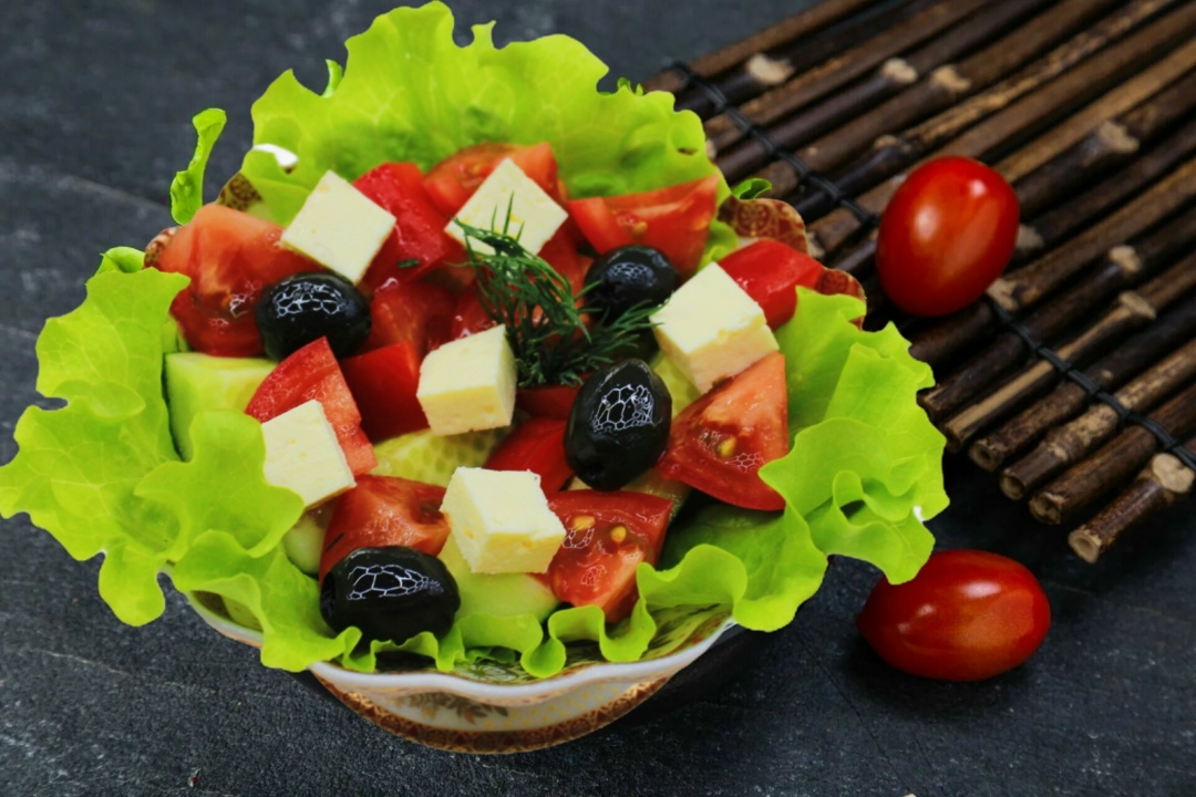 Салат греческий с домашним сыром