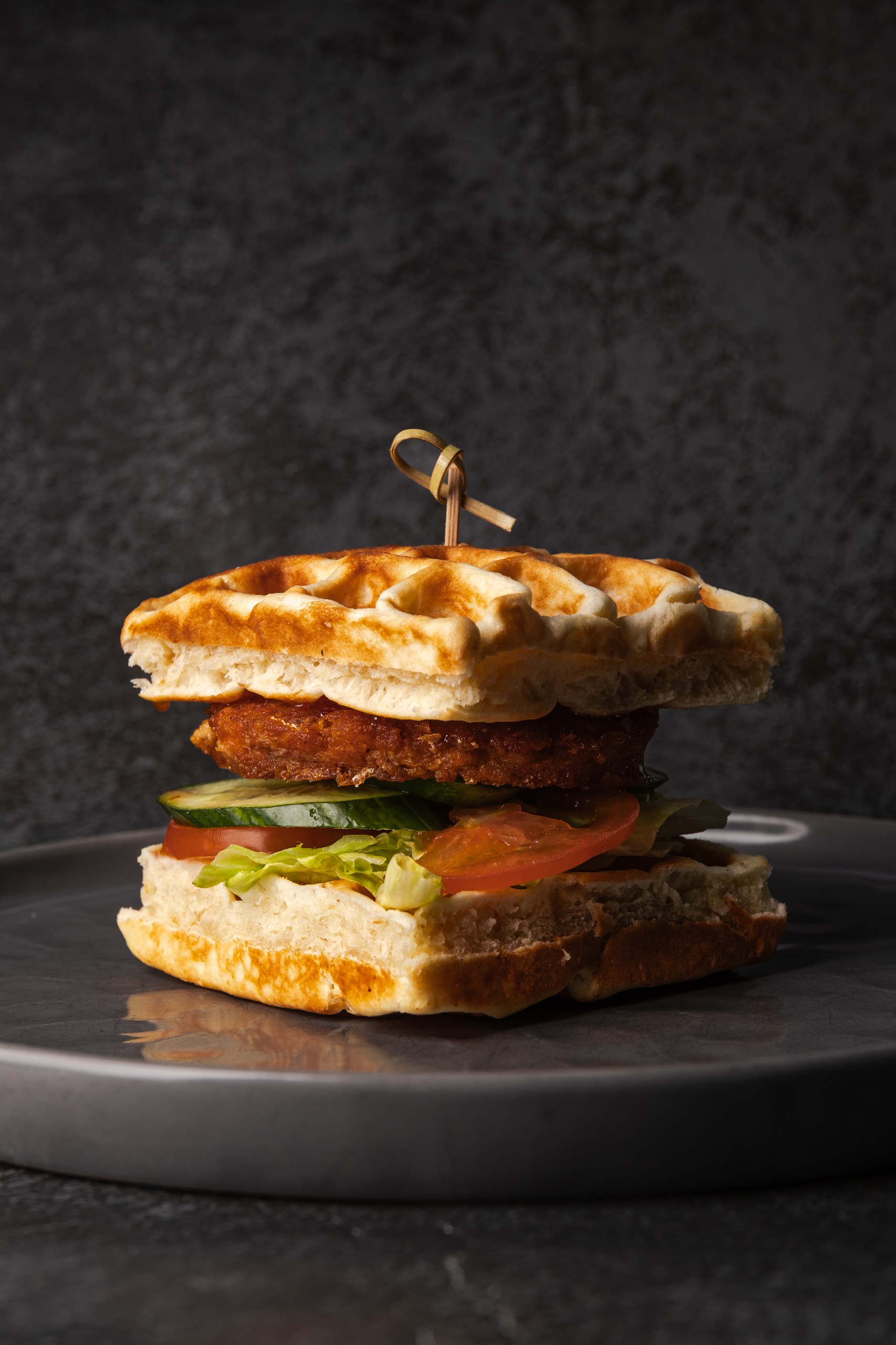 Ржаной вафельный бургер с котлетой из форели