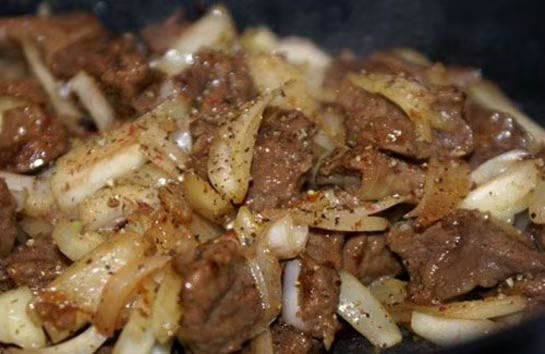Пряная свинина с луком (острая)
