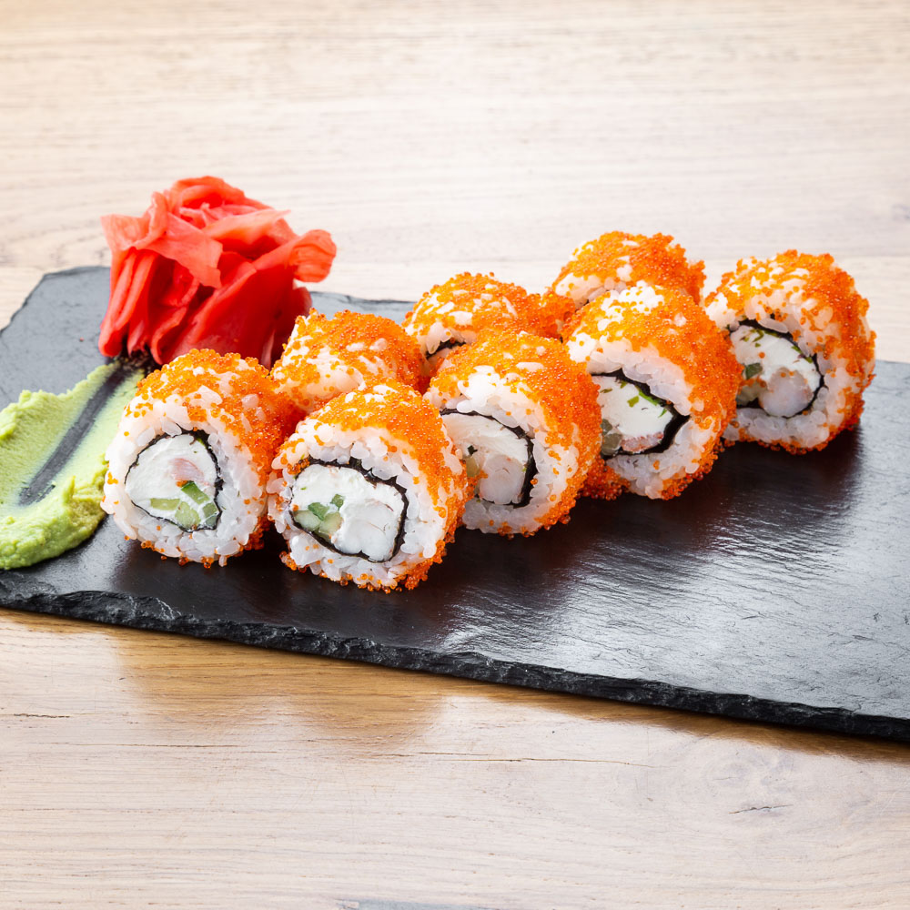 Фирменный ролл с креветкой и сливочным сыром