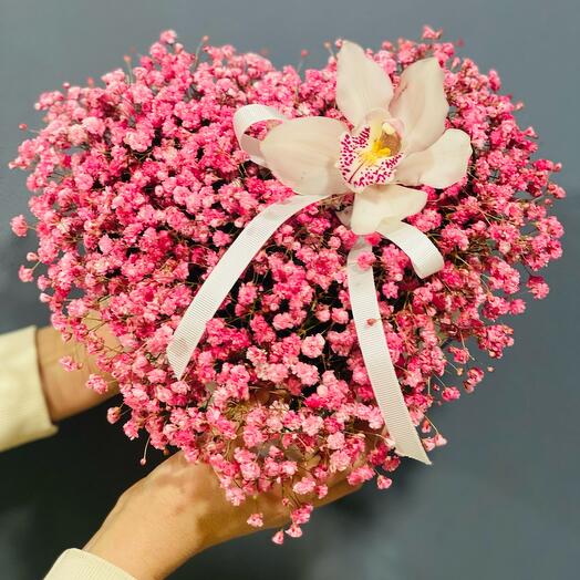 Сердце из гипсофилы с орхидеей