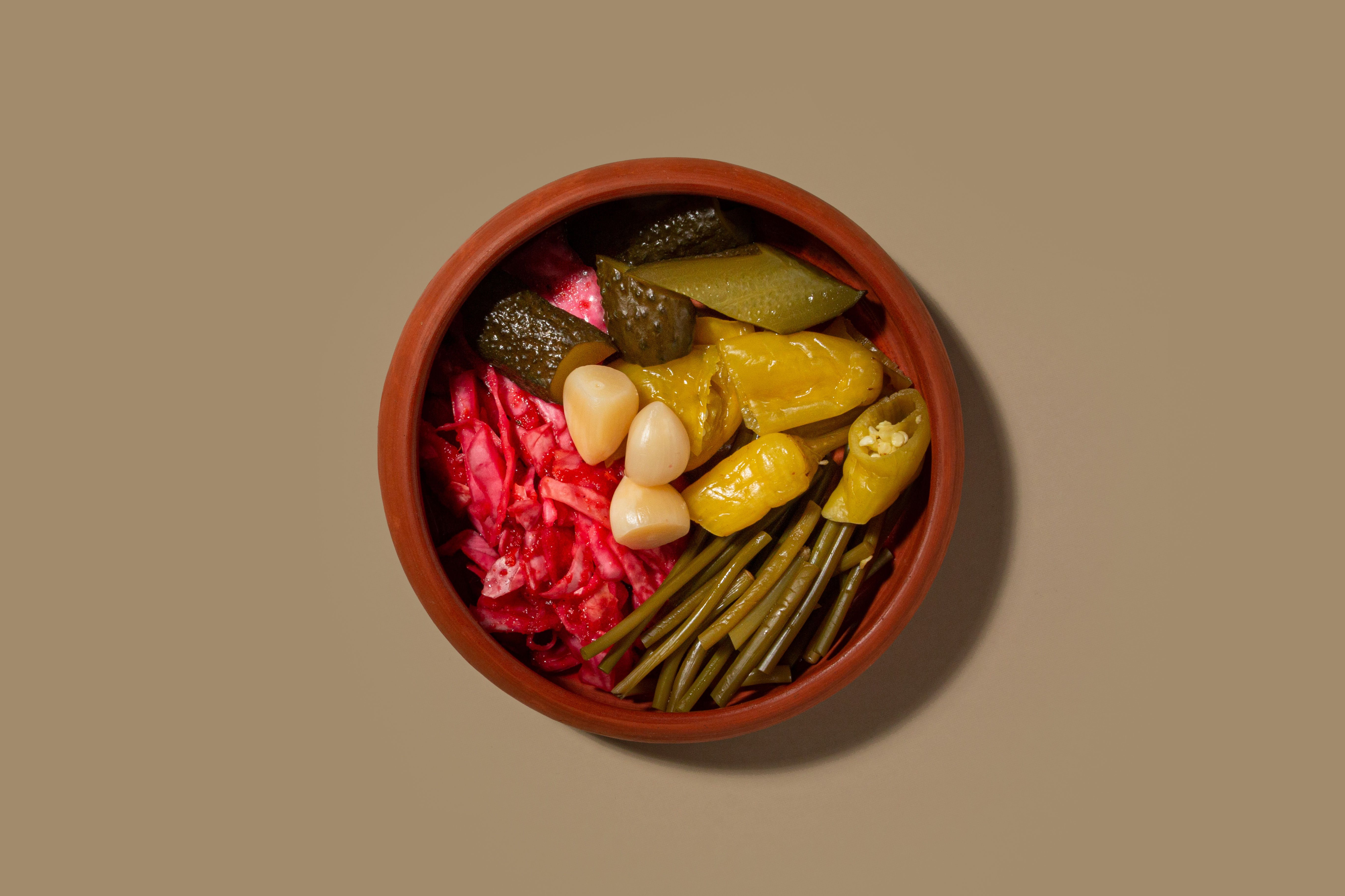 Тарелка с соленьями