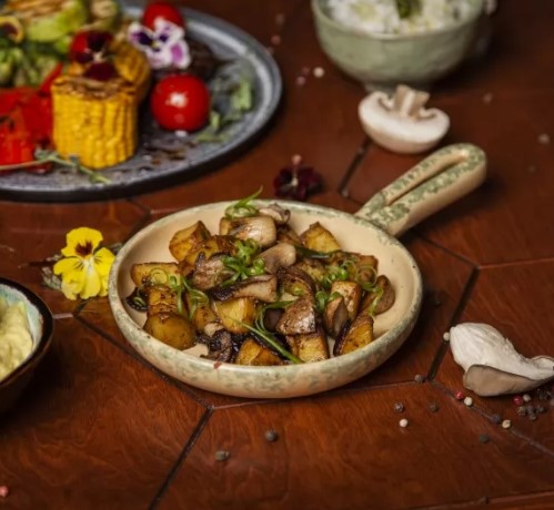 Жареный картофель с лесными грибами
