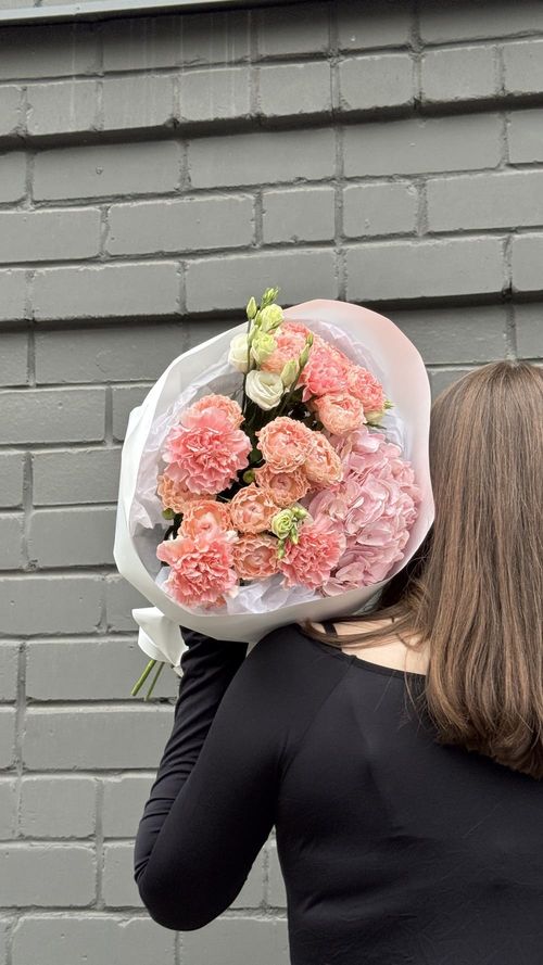 Букет из роз, диантусов и гортензии