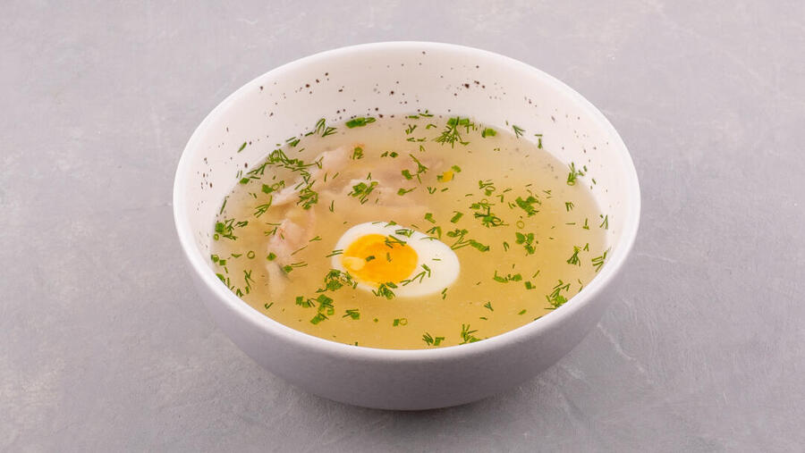 Куриный бульон с яйцом