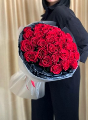 Букет из 35 красных роз в дизайнерском оформлении