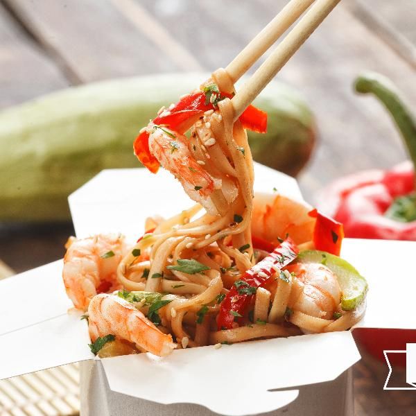 Wok-лапша с тигровыми креветками