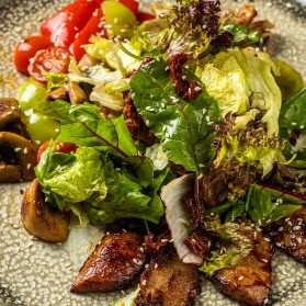 Салат с говяжьим языком, цукини и шампиньонами