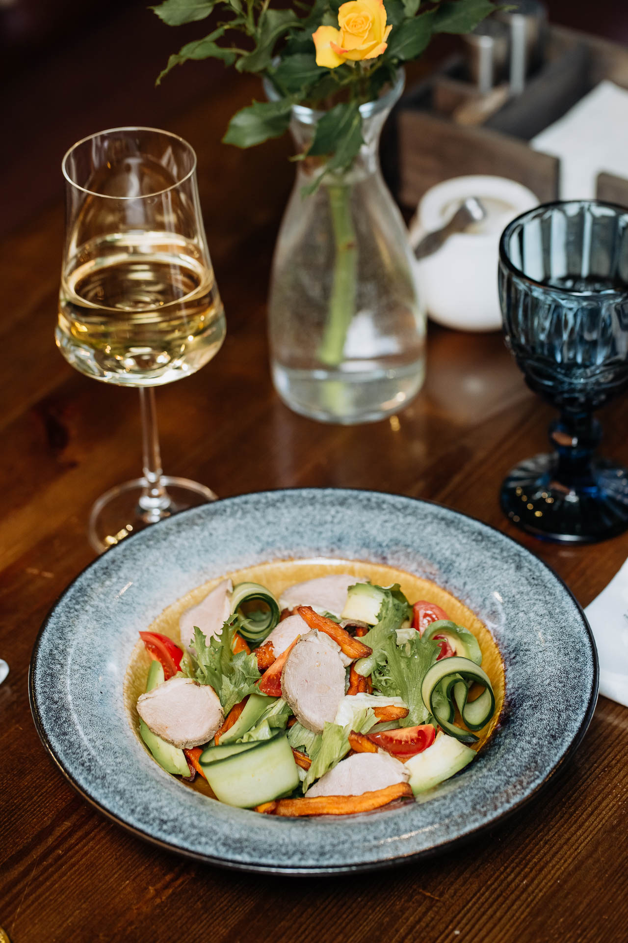 Салат с ростбифом из индейки и соусом манго