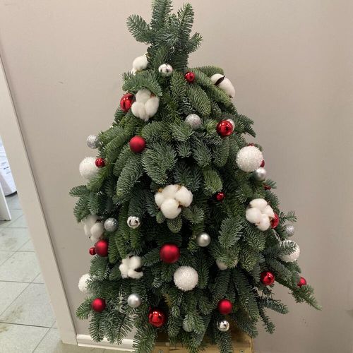 Красивая украшенная ёлка с хлопком