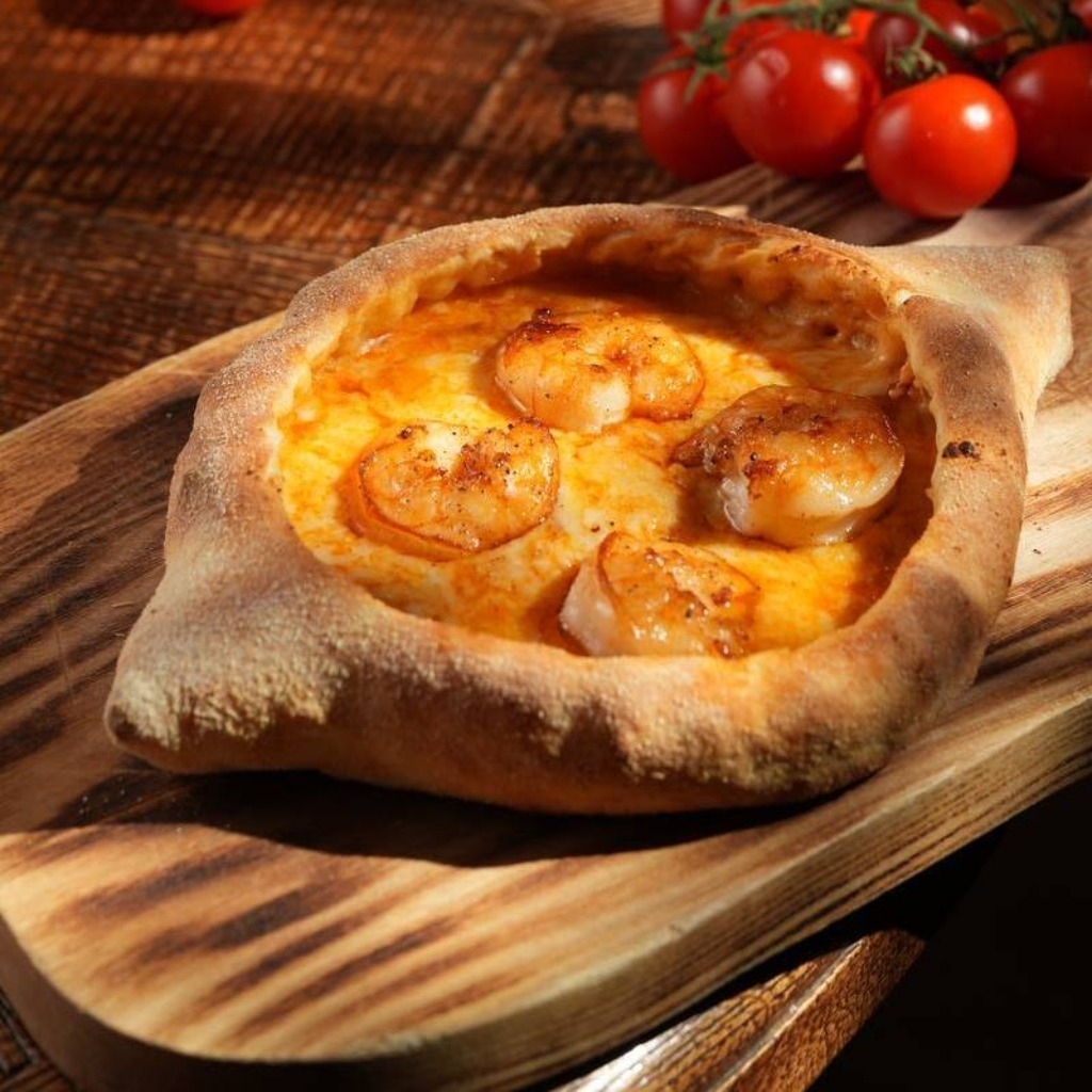 Аджарский хачапури с креветками и соусом том ям