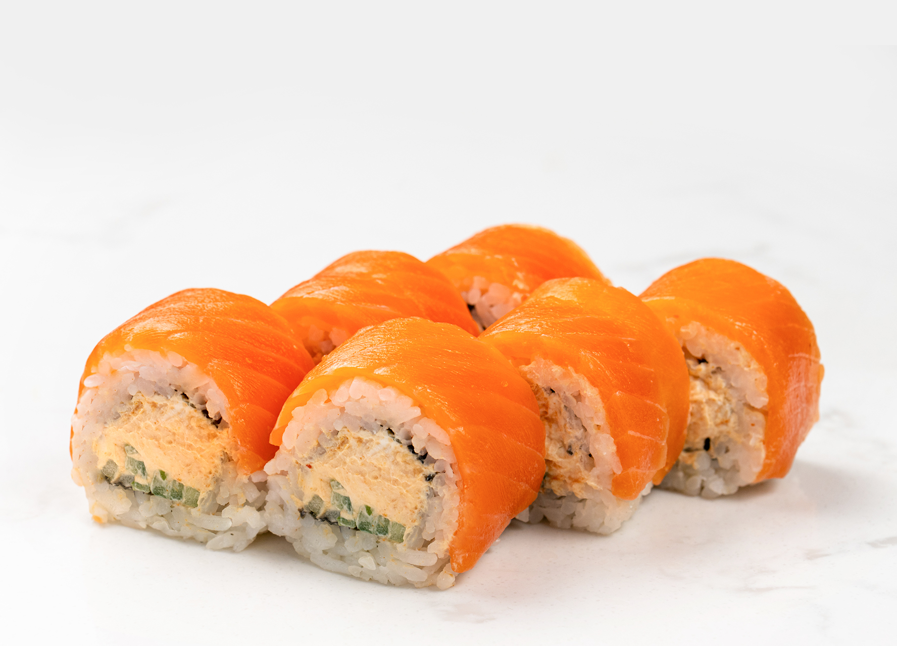 Ролл Филадельфия с лососем и соусом Том ям