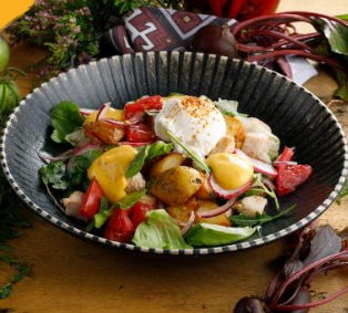 Теплый салат с индейкой и яйцом пашот