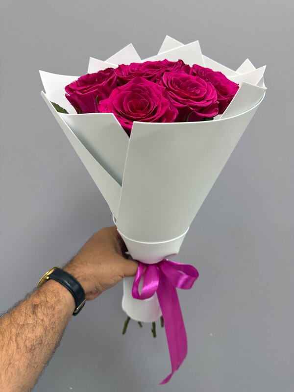 Букет из 7 розовых роз в упаковке