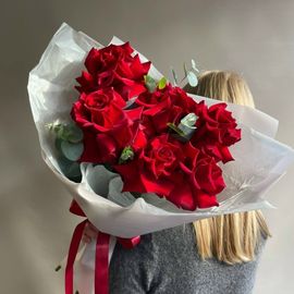 7 красных французских роз с эвкалиптом