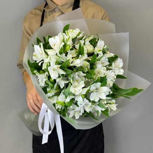 Белая Альстромерия в светлой упаковке