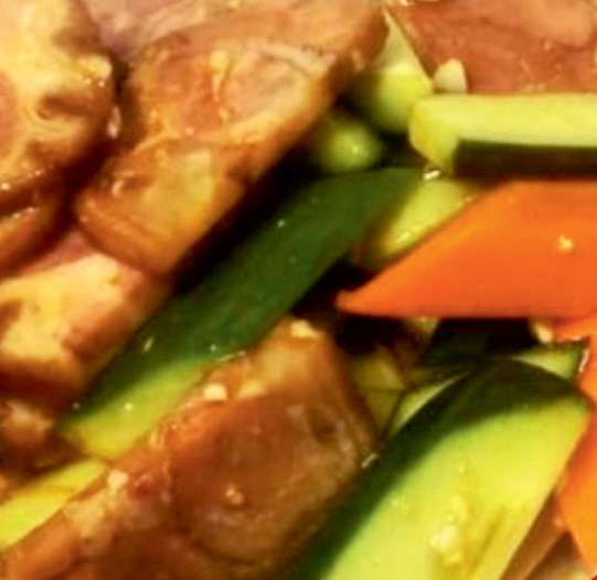 6 Свиная рулька с огурцами