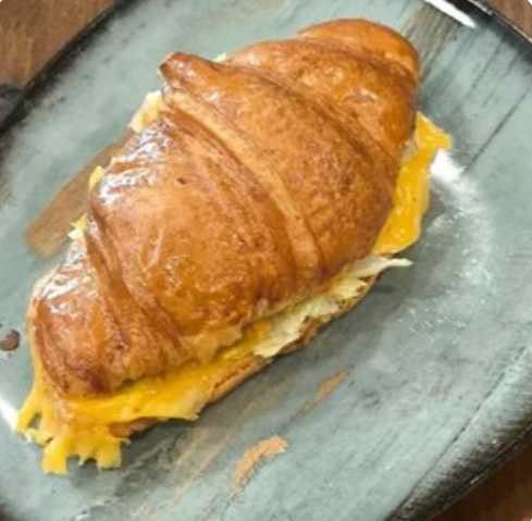 Круассан с лососем