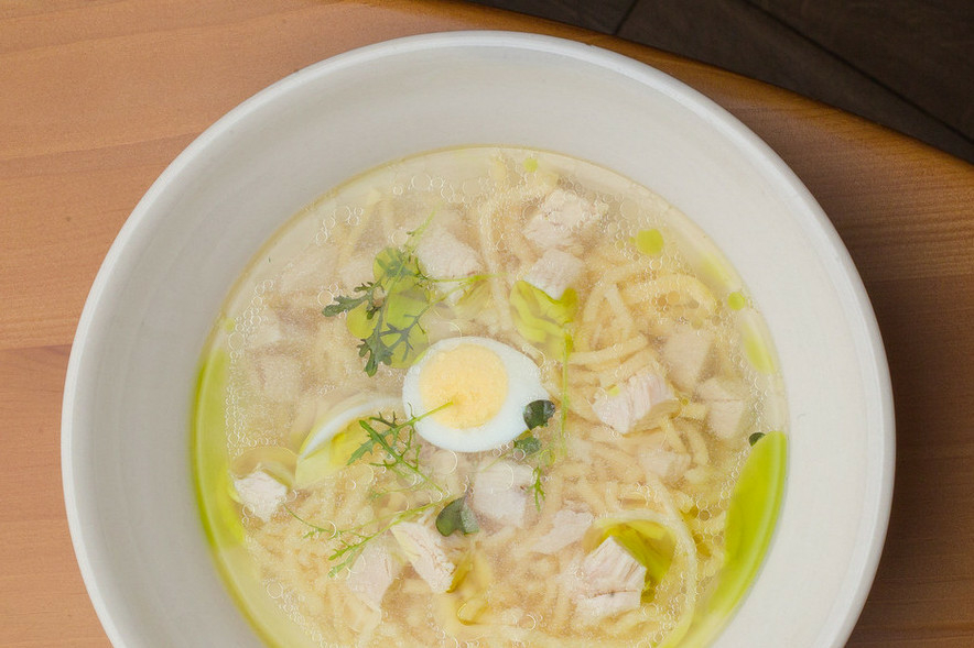 Куриный бульон с лапшой и перепелиным яйцом
