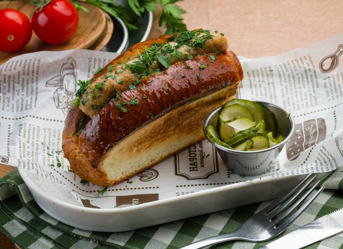 Хот-дог с кебабом из курицы