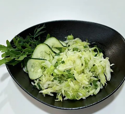 Салат весенний с огурцом
