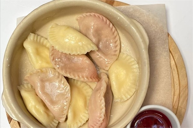 Ассорти сладких вареников с вишневым топингом