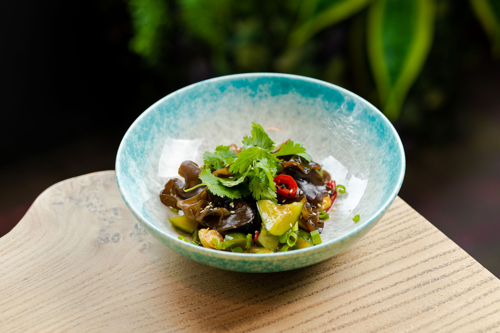 Салат с битыми огурцами и древесными грибами