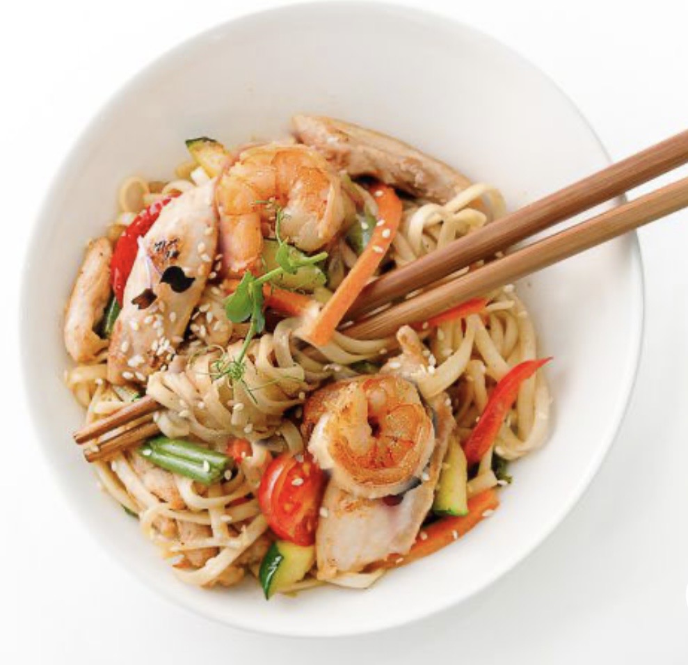 Удон с креветками в кисло сладком соусе