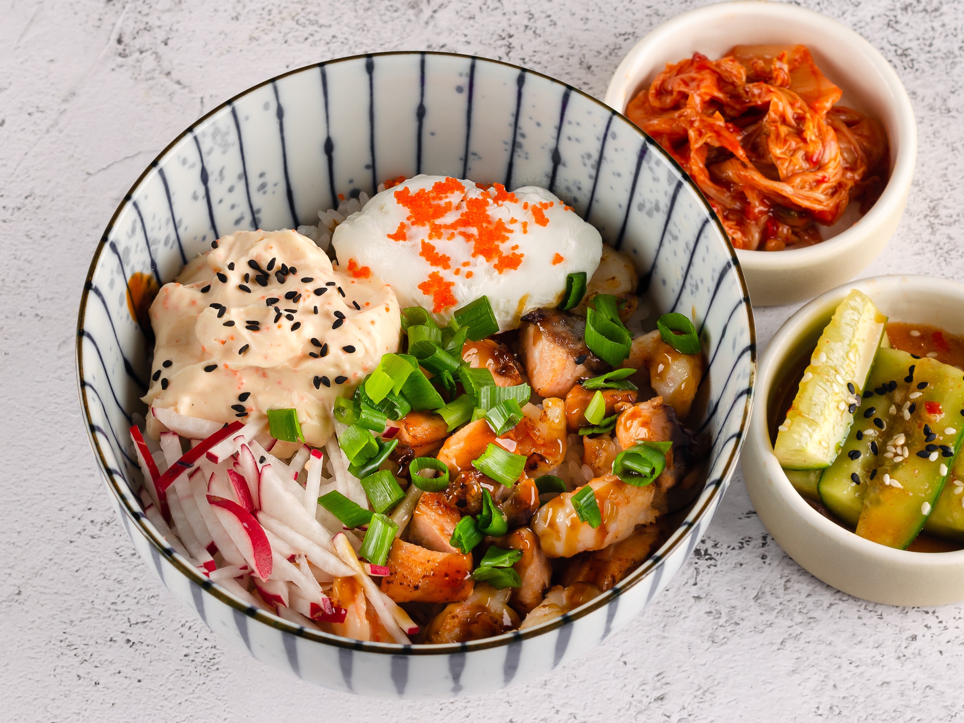 Донбури с лососем и креветкой