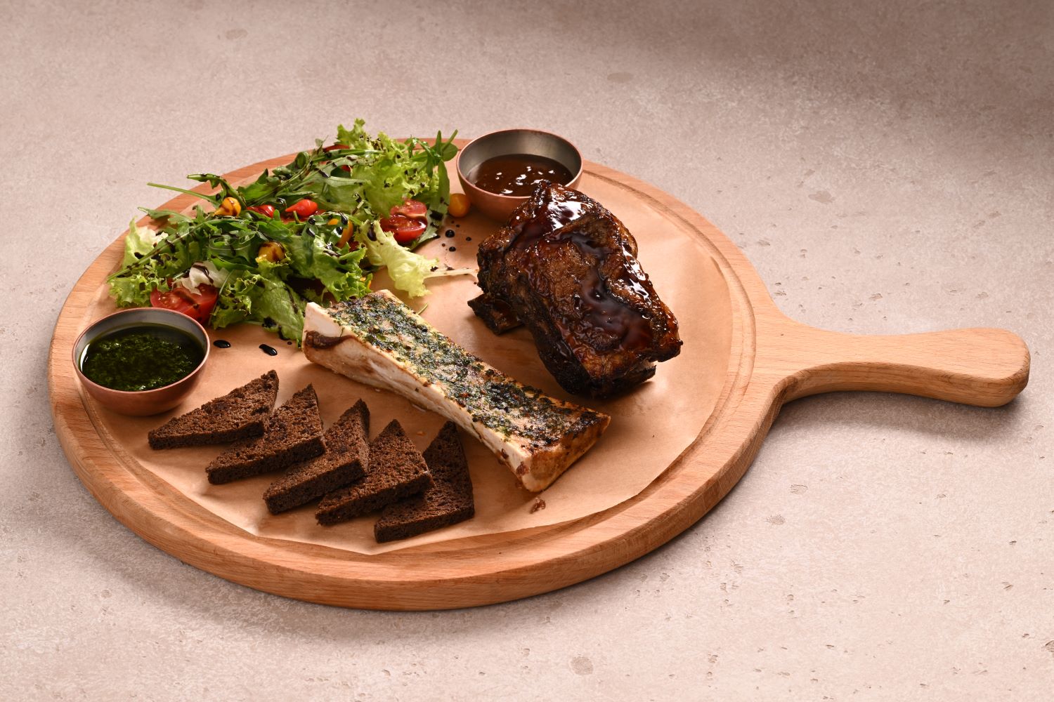 Блюдо от шефа. Запеченная мозговая кость с томлеными ребрами и овощами