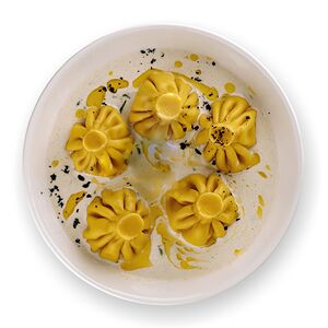 Хинкали с курицей в соусе чкмерули