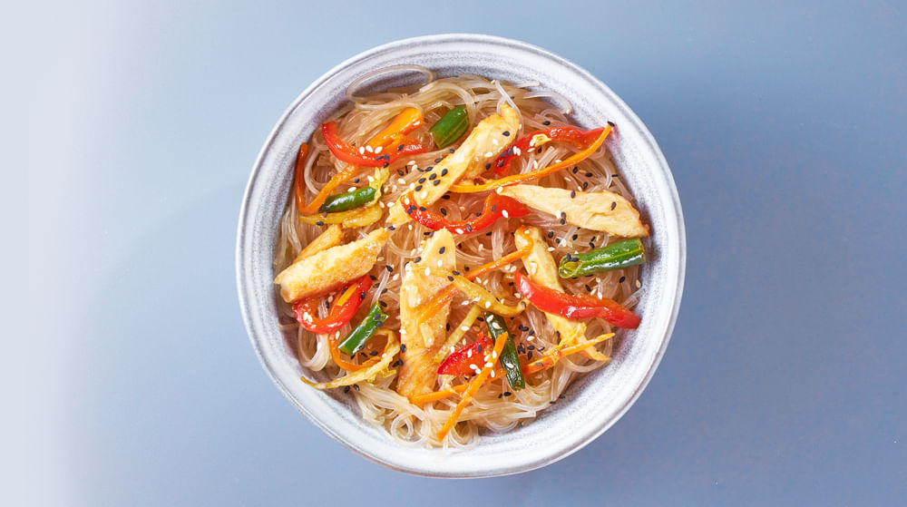 Фунчоза с курицей терияки и овощами