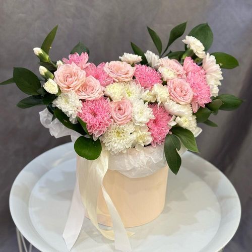 Букет цветов в коробке: хризантемы, кустовые розы, диантусы (к0089) 