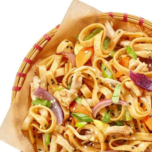 Вок с лапшой, курицей и тофу